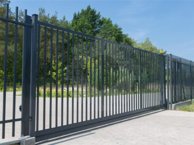 Nowoczesne ogrodzenie, czyli nowoczesna brama przesuwna Security - Stalowa posesyjna palisadowa ogrodzeniowa brama przesuwna Security - sklep z ogrodzeniami OGRODZENIE Nowoczesne