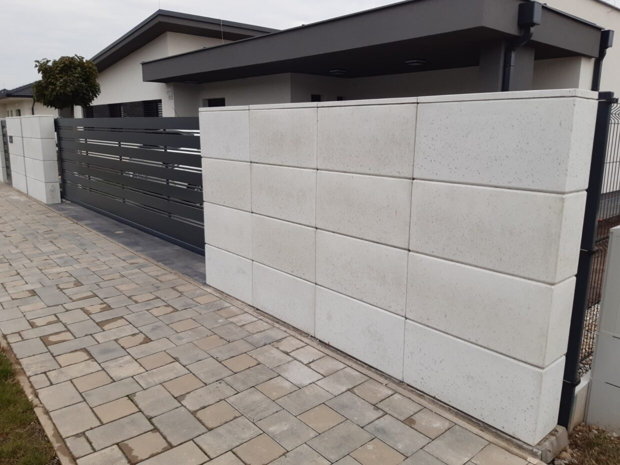 Ogrodzenie nowoczesne beton architektoniczny bloczek ogrodzeniowy z bramą przesuwną