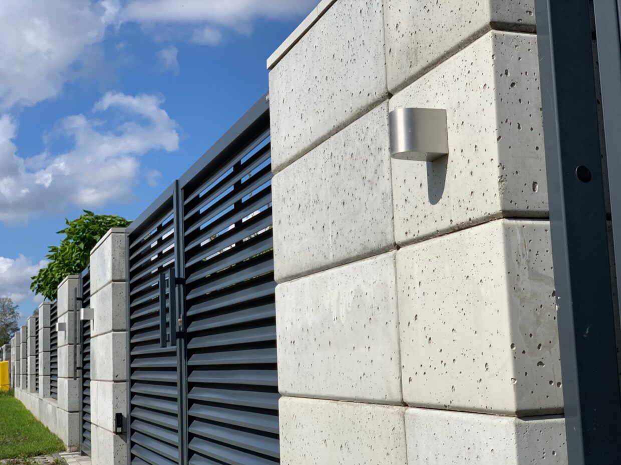 Bloczek ogrodzeniowy SLABB, czyli nowoczesne ogrodzenie wykonane z materiału beton architektoniczny. Betonowe murki ogrodzeniowe dostępne w różnych kolorach: biały, szary, antracyt. Impregnowane bloczki ogrodzeniowe, odporne na warunki atmosferyczne. Bloczki SLABB - sklep z bloczkami ogrodzeniowymi OGRODZENIE Nowoczesne